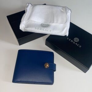 Versace NIB Bifold Wallet Vitello, royal blue color with gold snap. Card holds